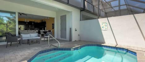 Una piscina cubierta, una piscina climatizada