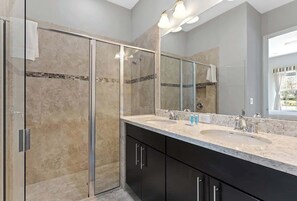 Shower, hair dryer, shampoo - Comfortable Vacation Home up to 10 People (Davenport)