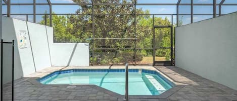 Piscina coperta, una piscina riscaldata