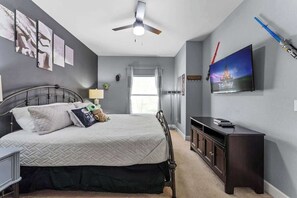 3 dormitorios, escritorio, tabla de planchar con plancha y cuna de viaje