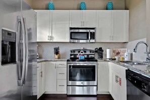 Frigorífico, microondas, horno y placa de cocina