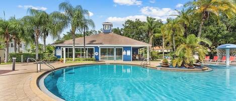 Innendørsbasseng og et oppvarmet basseng