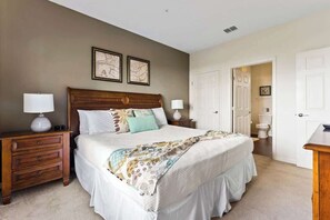 4 makuuhuonetta, silitysrauta/-lauta, vauvan matkasänky, Wi-Fi