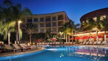 Een binnenzwembad, een verwarmd zwembad