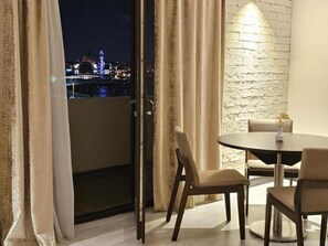 Eenvoudig appartement, balkon, uitzicht op zee | Luxe beddengoed, een minibar, een kluis op de kamer, geluiddichte muren