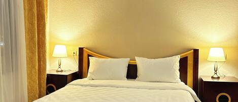 Standard Double Room, Sea View | 1 bedroom, in-room safe, soundproofing, iron/ironing board