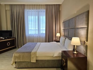 Ropa de cama de alta calidad, minibar, caja fuerte