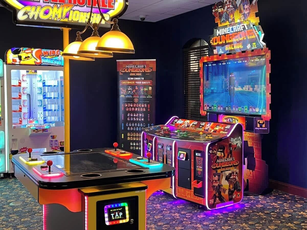 Pelihalli, jossa on useita erilaisia pelikoneita, kuten suosittu «Minecraft Dungeons Arcade» ja «Swing»-peli.