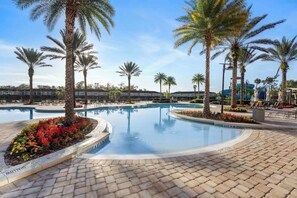 Una piscina techada, una piscina climatizada