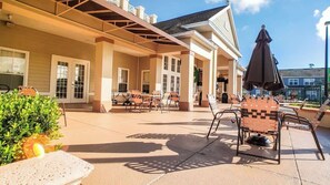 Outdoor dining - Relaxing 3BR Haven for 8 at Seven Dwarfs (Kissimmee)