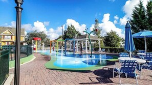 Een binnenzwembad en een verwarmd zwembad