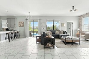 TV connectée, cheminée, livres, espaces bureaux