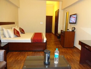 Kolmen hengen deluxe-huone | Työpöytä, ilmainen Wi-Fi, vuodevaatteet