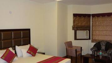 Escritorio, wifi gratis y ropa de cama