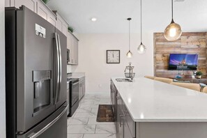 Geladeira, micro-ondas, fogão, cooktop