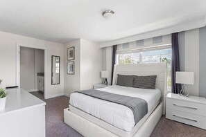 5 Schlafzimmer, Bügeleisen/Bügelbrett, Reisekinderbett, WLAN