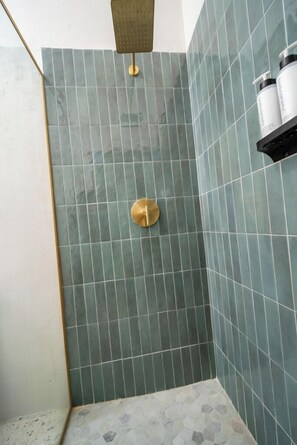 Habitación Deluxe doble | Baño | Ducha, artículos de higiene personal gratuitos y secador de pelo