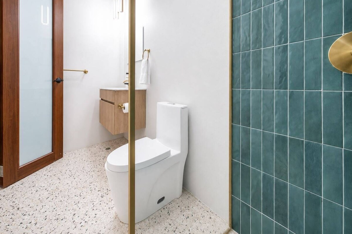 Deluxe tweepersoonskamer | Badkamer | Een douche, gratis toiletartikelen, een haardroger, handdoeken