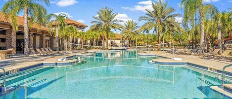Una piscina cubierta, una piscina climatizada