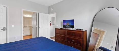 4 chambres, bureau, fer et planche à repasser, lit de bébé portatif