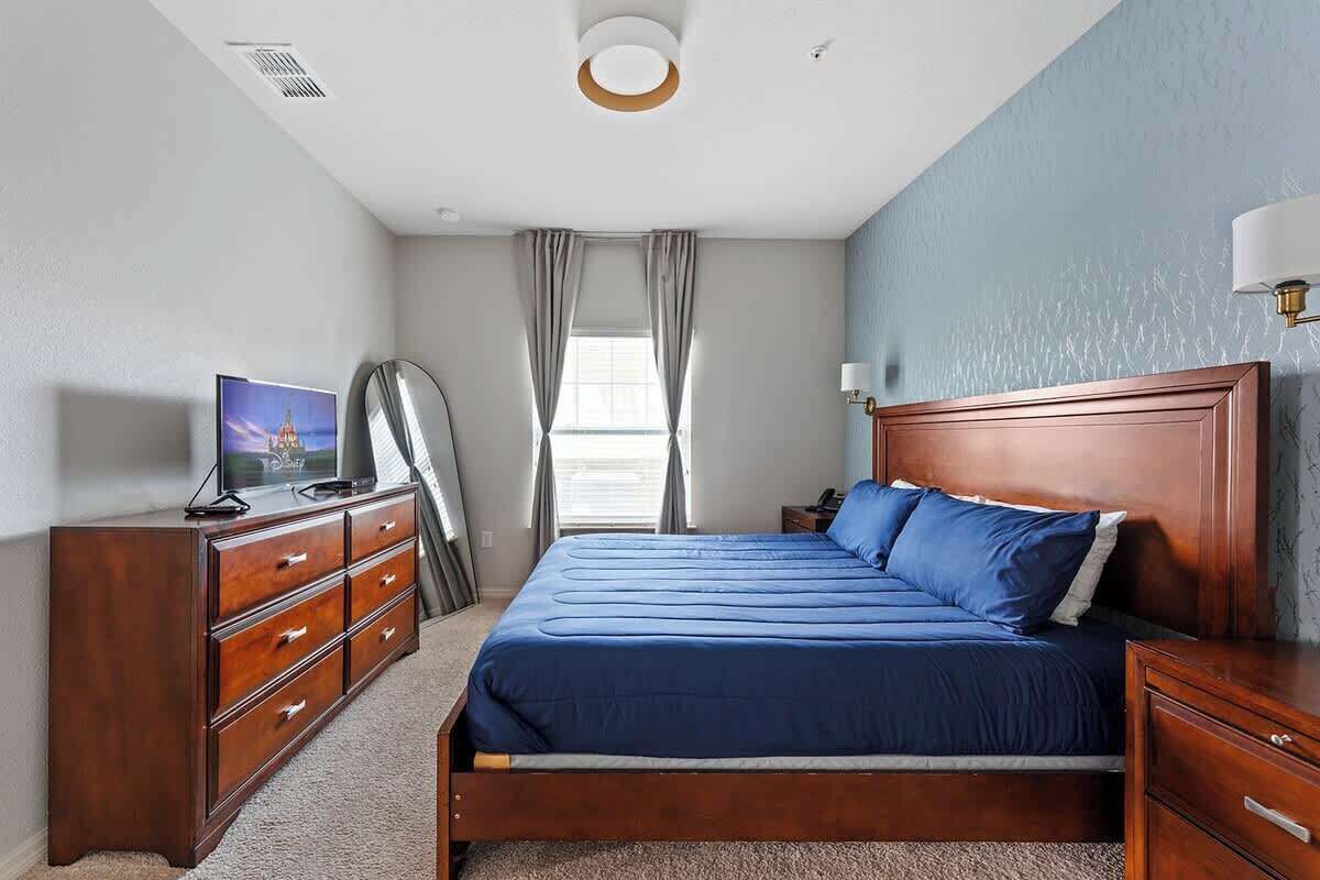 4 bedrooms, desk, iron/ironing board, travel cot