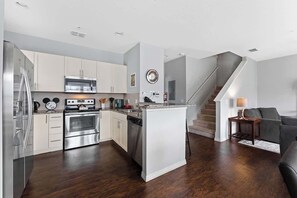 Refrigerador, microondas, horno, placa de cocina