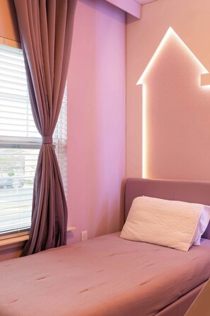 4 Schlafzimmer, Schreibtisch, Bügeleisen/Bügelbrett, Reisekinderbett