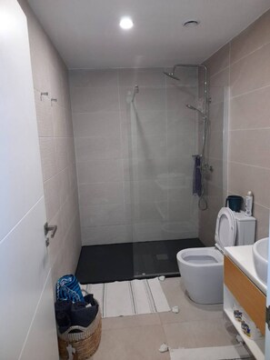 Dusche, Handtücher, Toilettenpapier