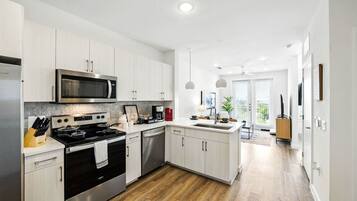 Coffee/tea maker, fridge, microwave, oven