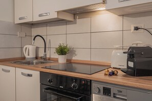 Køleskab, mikrobølgeovn, ovn, kogeplade