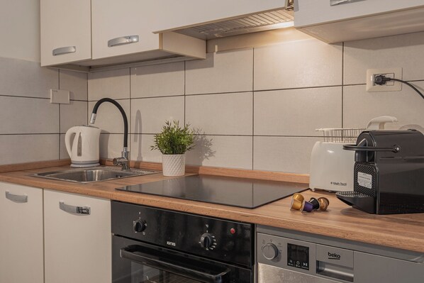 Frigorifero, microonde, forno, piano cottura