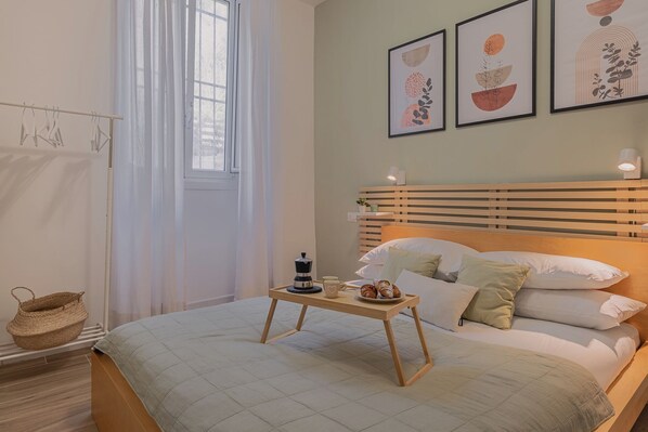 2 bedrooms, desk, iron/ironing board, travel crib