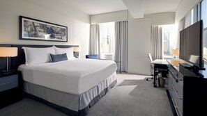 Odada kasa, masa, dizüstü bilgisayar çalışma alanı, güneşlik/perde 