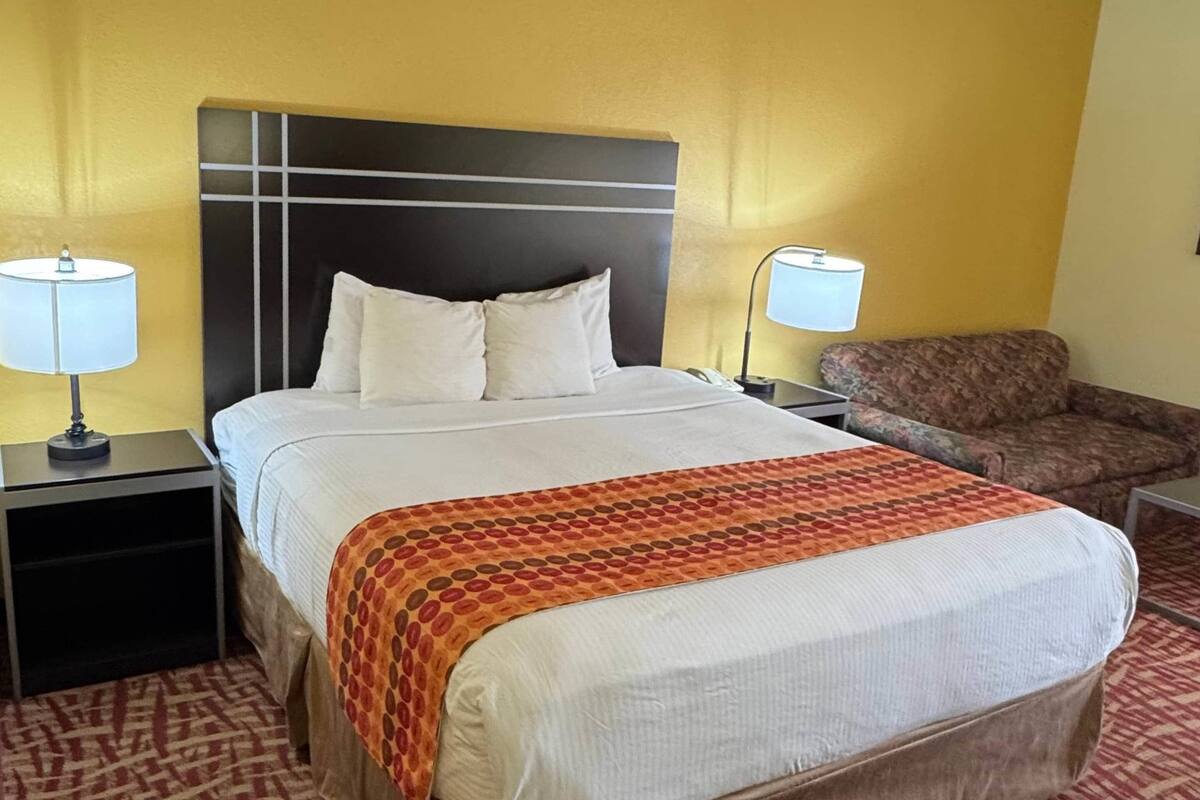 Standard Room, 1 King Bed, Non Smoking | In-room safe, desk, laptop workspace, blackout drapes