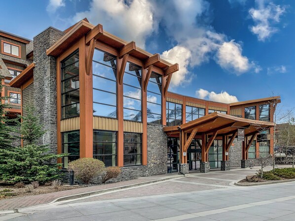 Exterior - 2 Bedroom Condo .Pool .Hot Tub .Gym .Spa (Canmore)