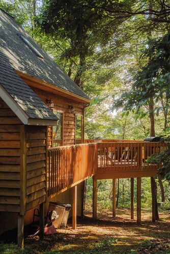 Cozy Hocking Hills Cabin with Hot Tub, Games, Pets