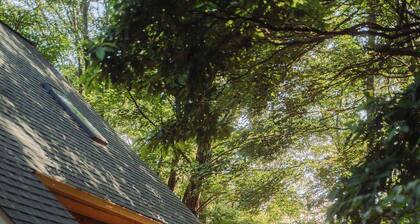 Cozy Hocking Hills Cabin with Hot Tub, Games, Pets