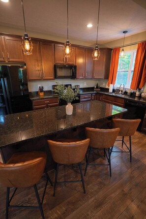 ثلاجة، ميكروويف، فرن، موقد طهي مسطح