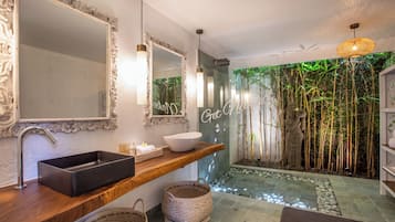 Chambre (Grande Room 2) | Salle de bain | Articles de toilette (gratuits), séchoir à cheveux, pantoufles