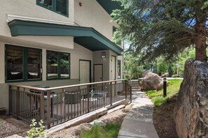 Terrace/patio - Amazing Location Steps To Base Village. Outdoor Pool/HT. Parking. (Snowmass Village)
