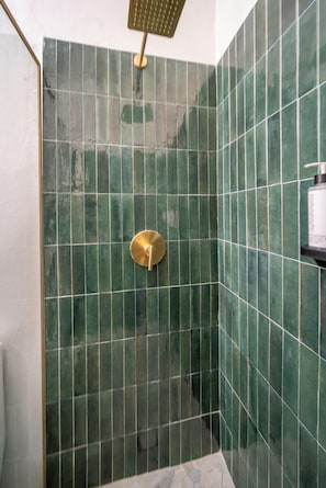 Kahden hengen deluxe-huone | Kylpyhuone | Suihku, ilmaiset hygieniatuotteet, hiustenkuivaaja, pyyhkeet