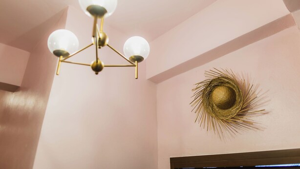 Een kamer met een pronkstuk en een decoratief wandobject.