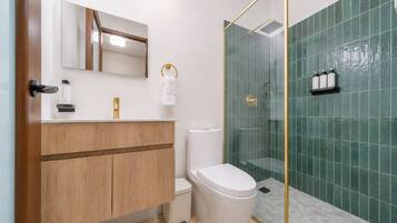 Deluxe Double Room | Bathroom | Shower, free toiletries, hair dryer (on request), towels