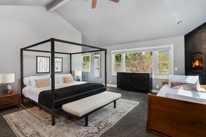 4 bedrooms, desk, iron/ironing board, travel cot