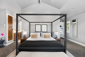 4 soverom, skrivebord, strykejern/-brett og reiseseng for barn