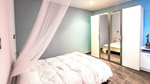 A bedroom with a bed, a canopy, a wardrobe, and a mirror. - Club Villamar - Charming house with pool in the Rio de Oro urbanisation – Calonge (Calonge)