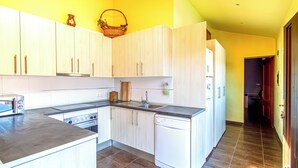 A modern kitchen with light-colored cabinets, a stainless steel countertop, and a dishwasher. - Club Villamar - Charming house with pool in the Rio de Oro urbanisation – Calonge (Calonge)