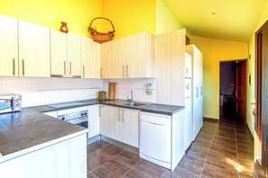 Fridge, microwave, oven, stovetop - Club Villamar - Charming house with pool in the Rio de Oro urbanisation – Calonge (Calonge)