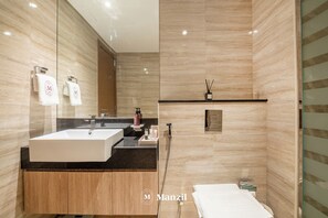 Luxury-Apartment, Balkon, Stadtblick | Badezimmer