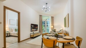 Luxe appartement, balkon, uitzicht op de stad | Woonruimte